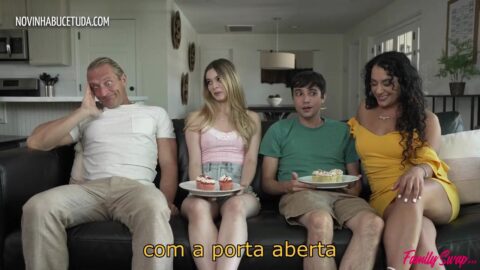 Pai Transando com a Filha e Filho Comendo a Mãe – Legendado